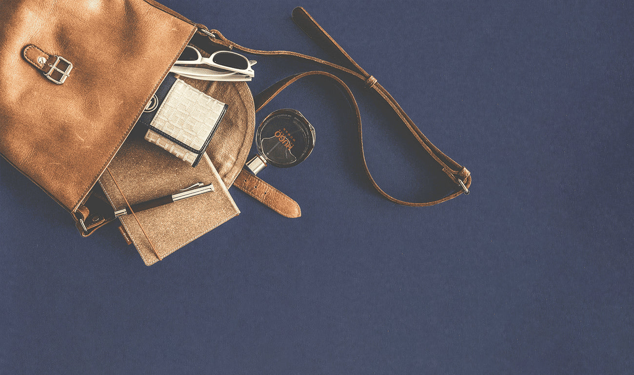 Imagende bolso y perfumes elegantes y de uso cotidiano